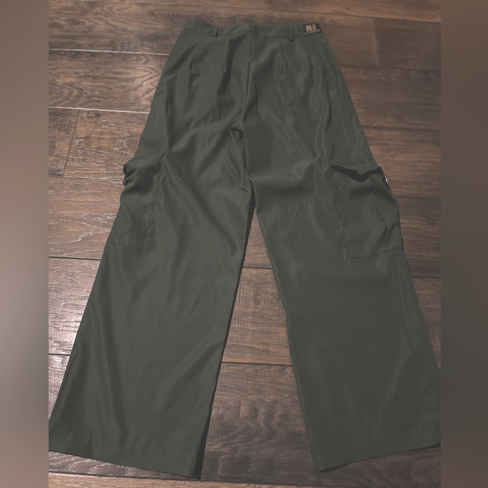 Pretty Little Thing green cargo pants.  Size US 4